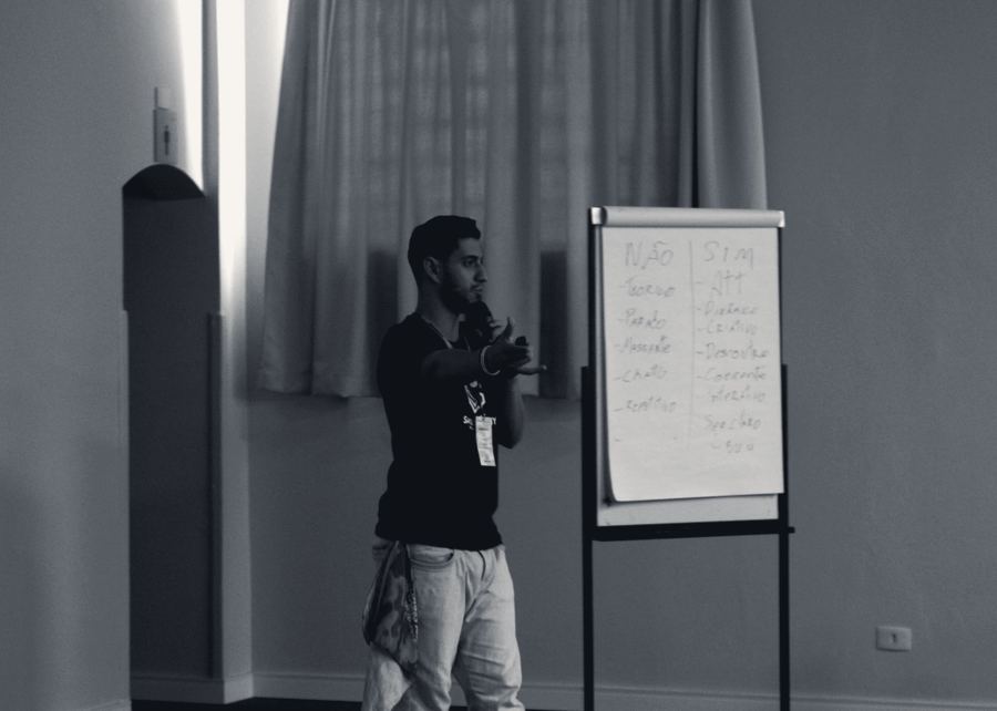 Kaynã Franco conduzindo exercício no flip chart